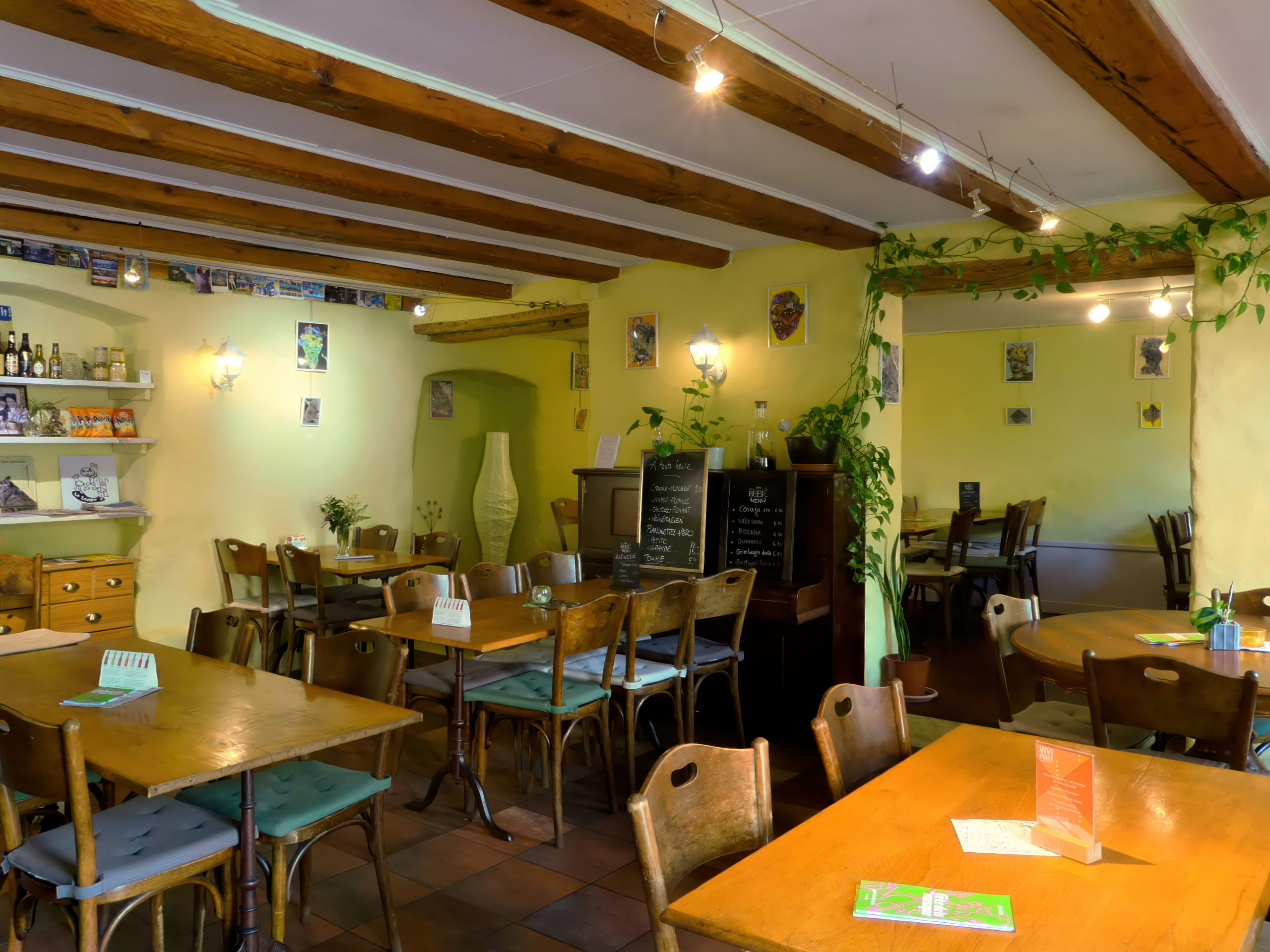Salle du Café Restaurant le Tempo, chez Tina.